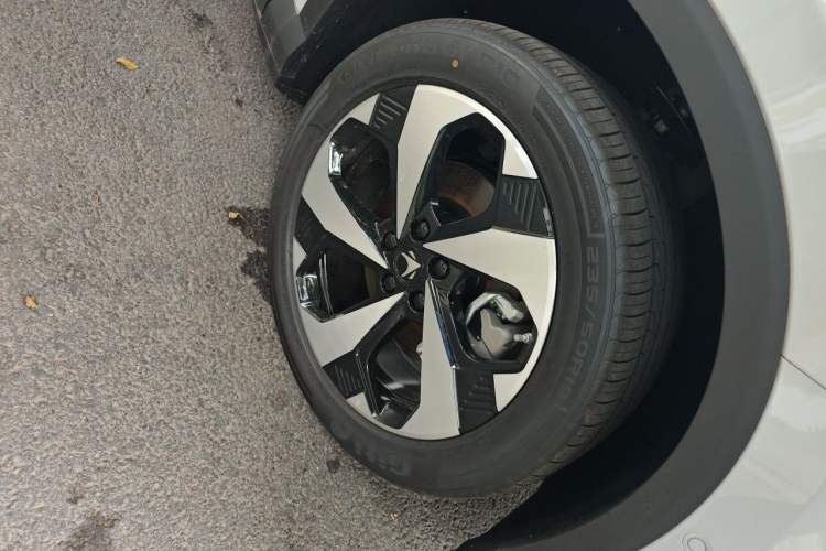 Used ARCFOX Alpha T5 2026 Model Pure Electric 560 Intelligent Enjoyment Version Right Front Wheel Hub