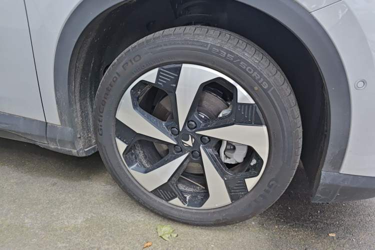 Used ARCFOX Alpha T5 2026 Model Range-Extended 1215 Yuanjing Smart Driving Version Right Front Wheel Hub