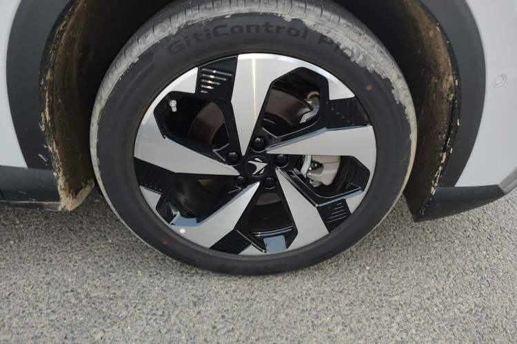 Used ARCFOX Alpha T5 2026 Model Range-Extended 1215 Intelligent Enjoyment Version Right Front Wheel Hub