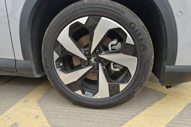 Used ARCFOX Alpha T5 2026 Model Pure Electric 560 Yuanjing Smart Driving Version Right Front Wheel Hub