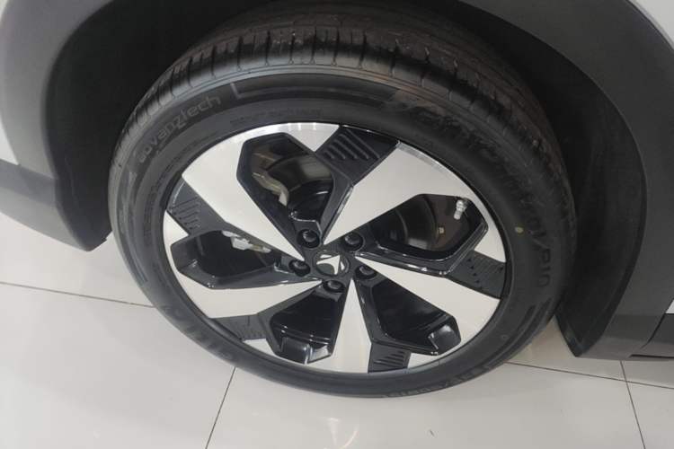Used ARCFOX Alpha T5 2026 Model Range-Extended 1215 Yuanjing Smart Driving Version Right Rear Wheel Hub