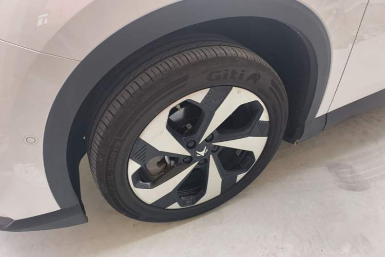 Used ARCFOX Alpha T5 2026 Model Range-Extended 1215 Yuanjing Smart Driving Version Exterior 4