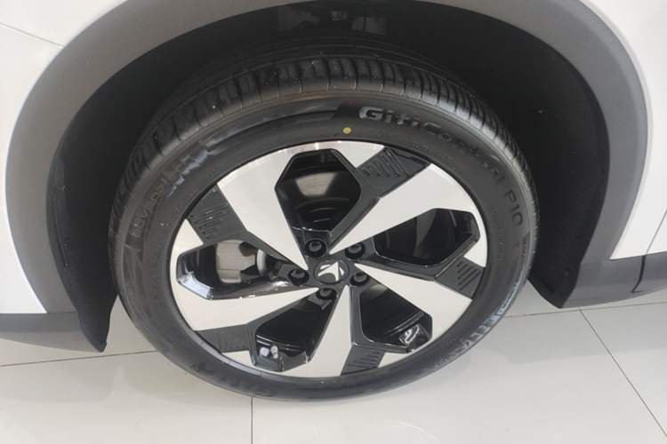 Used ARCFOX Alpha T5 2026 Model Pure Electric 560 Intelligent Enjoyment Version Left Front Wheel Hub
