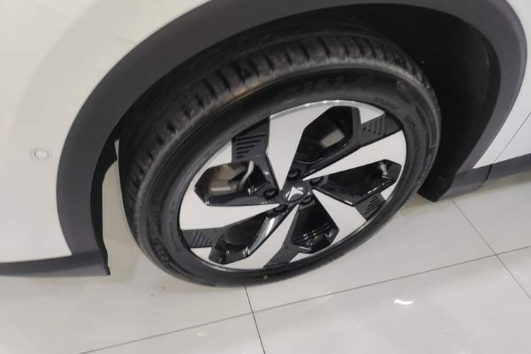 Used ARCFOX Alpha T5 2026 Model Pure Electric 660 Yuanjing Divine Driving Version Left Front Wheel Hub