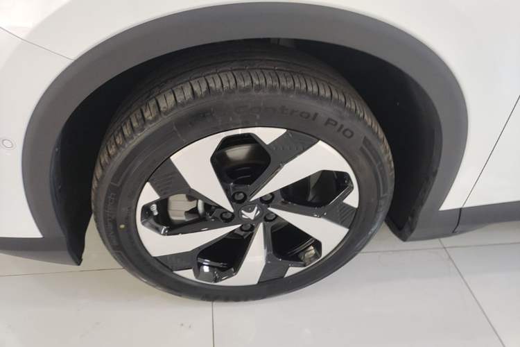 Used ARCFOX Alpha T5 2026 Model Pure Electric 560 Yuanjing Smart Driving Version Left Front Wheel Hub