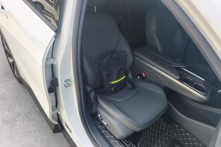 Used ARCFOX Alpha T5 2026 Model Range-Extended 1215 Yuanjing Smart Driving Version Right Front Seat
