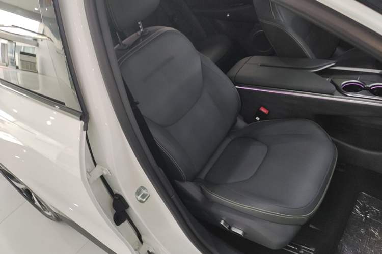Used ARCFOX Alpha T5 2026 Model Pure Electric 660 Yuanjing Divine Driving Version Right Front Seat