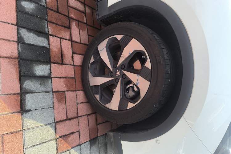 Used ARCFOX Alpha T5 2026 Model Pure Electric 560 Yuanjing Smart Driving Version Right Front Wheel Hub