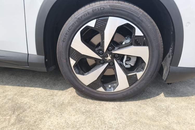Used ARCFOX Alpha T5 2026 Model Pure Electric 660 Yuanjing Divine Driving Version Right Front Wheel Hub