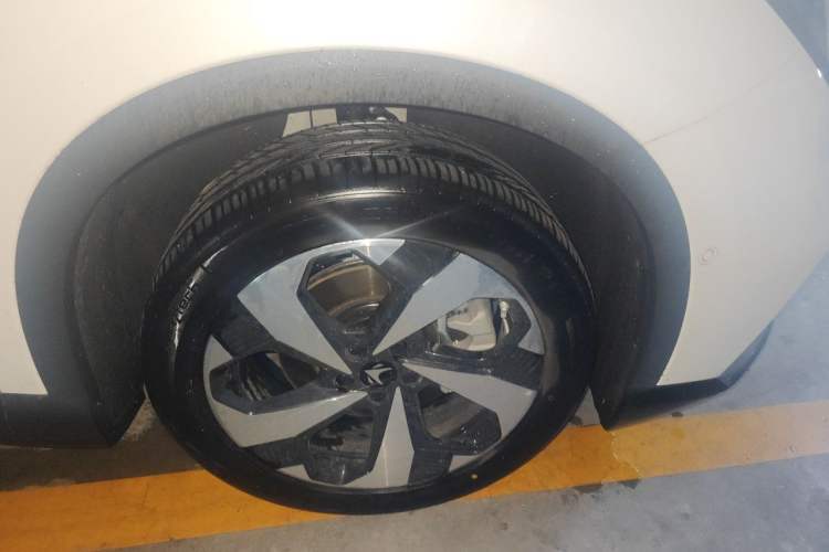 Used ARCFOX Alpha T5 2026 Model Pure Electric 660 Yuanjing Divine Driving Version Right Front Wheel Hub
