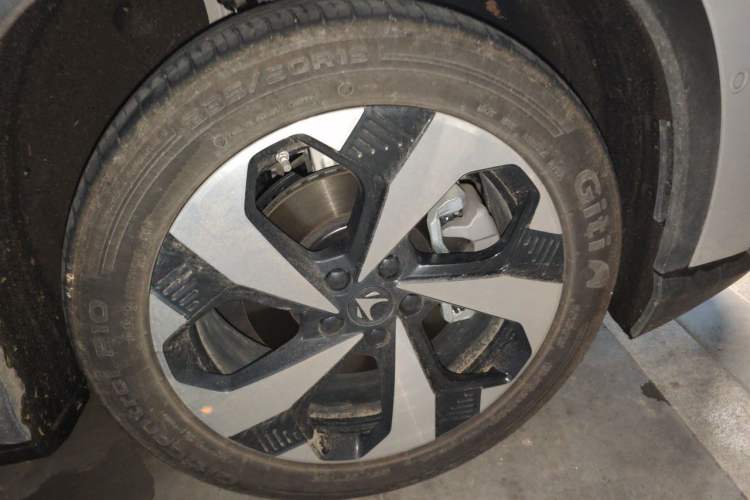 Used ARCFOX Alpha T5 2026 Model Pure Electric 660 Yuanjing Divine Driving Version Right Front Wheel Hub