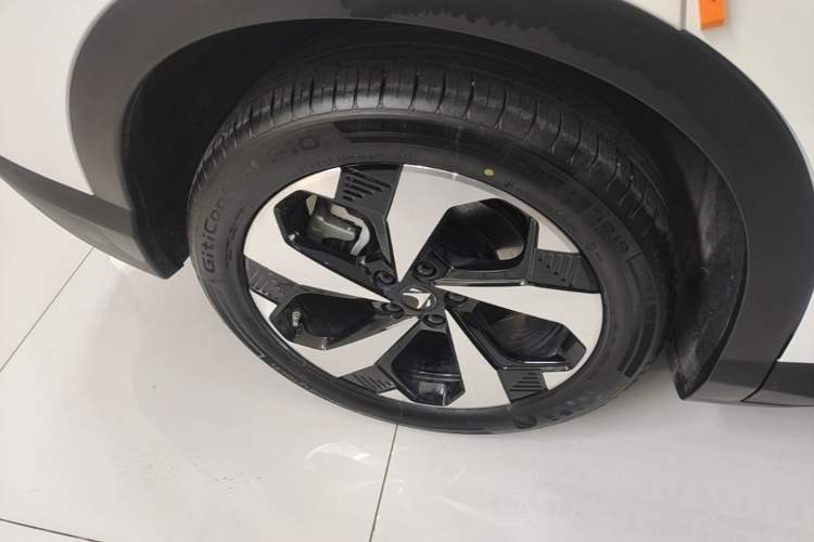 Used ARCFOX Alpha T5 2026 Model Pure Electric 660 Yuanjing Divine Driving Version Right Rear Wheel Hub