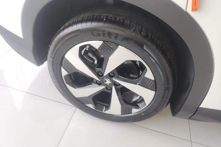 Used ARCFOX Alpha T5 2026 Model Pure Electric 560 Intelligent Enjoyment Version Right Rear Wheel Hub
