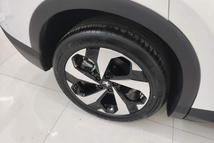 Used ARCFOX Alpha T5 2026 Model Pure Electric 560 Yuanjing Smart Driving Version Right Rear Wheel Hub
