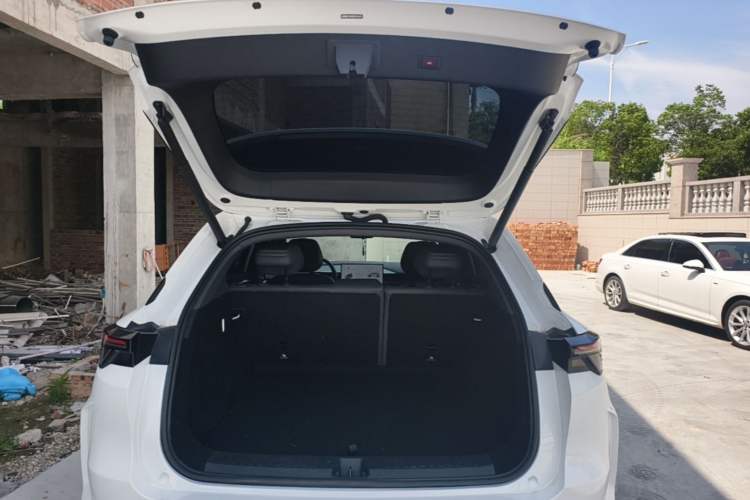 Used ARCFOX Alpha T5 2026 Model Range-Extended 1215 Yuanjing Smart Driving Version Trunk