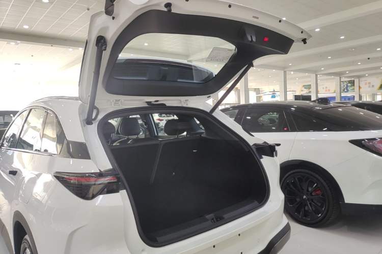 Used ARCFOX Alpha T5 2026 Model Pure Electric 560 Yuanjing Smart Driving Version Trunk