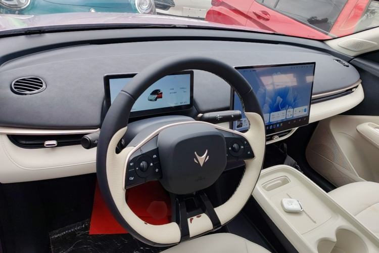 Used ARCFOX T1 2025 Model 425 MAX Center Console