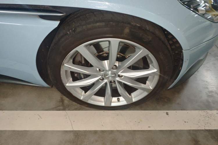 Used AstonMartin DB11 2019 4.0T V8 Coupe Right Front Wheel Hub