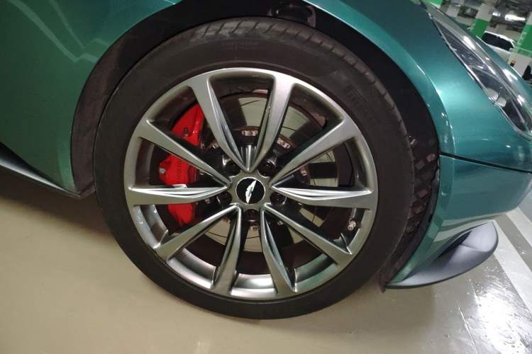Used AstonMartin DB11 2019 4.0T V8 Coupe Right Front Wheel Hub