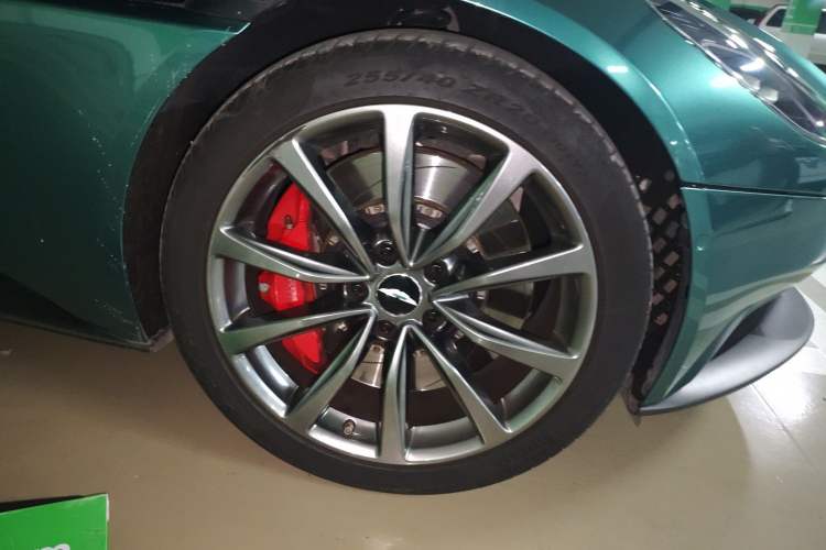 Used AstonMartin DB11 2019 4.0T V8 Coupe Right Front Wheel Hub