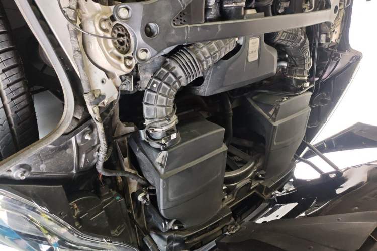 Used AstonMartin DB11 2019 4.0T V8 Coupe Engine Bay Right