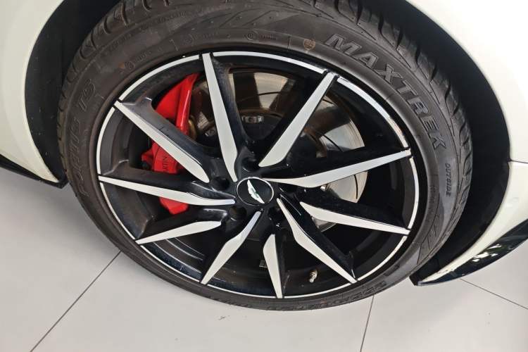 Used AstonMartin DB11 2019 4.0T V8 Coupe Right Front Wheel Hub