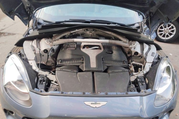 Used AstonMartin DBX 2021 4.0T V8 Return to Simplicity Engine Bay