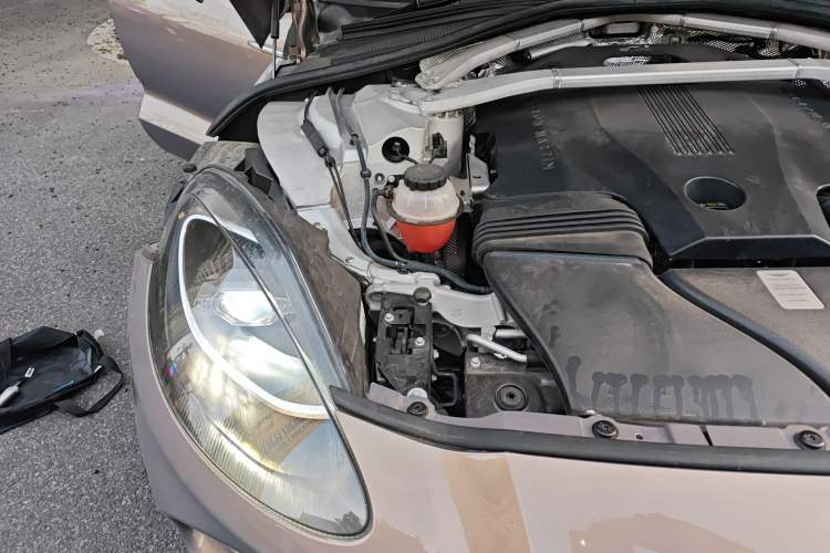 Used AstonMartin DBX 2022 3.0T STRAIGHT-SIX Engine Bay Right
