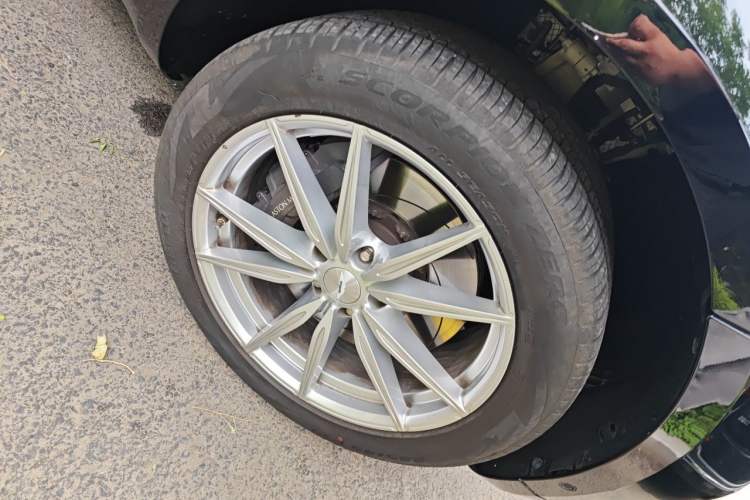 Used AstonMartin DBX 2023 3.0T STRAIGHT-SIX Right Front Wheel Hub