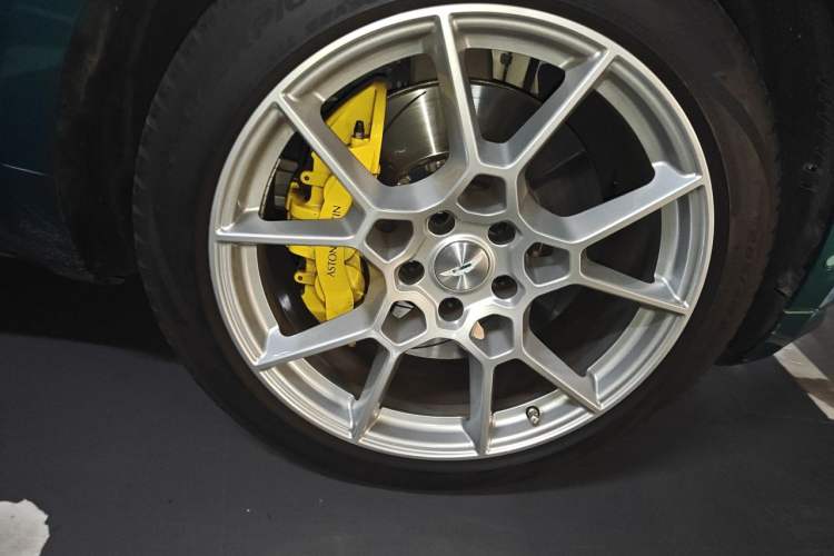 Used AstonMartin DBX 2023 3.0T STRAIGHT-SIX Right Front Wheel Hub