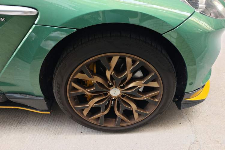 Used AstonMartin DBX 2023 3.0T STRAIGHT-SIX Right Front Wheel Hub