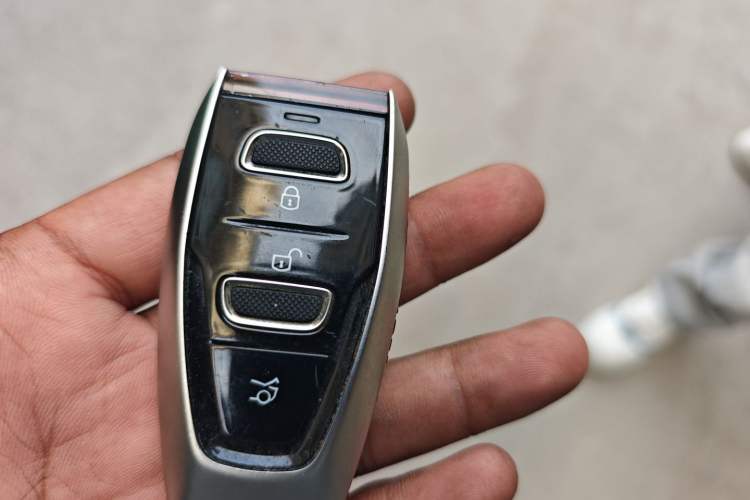 Used AstonMartin DBX 2023 3.0T STRAIGHT-SIX Vehicle Key