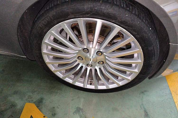 Used AstonMartin Rapide 2014 6.0L S Centennial Edition Right Front Wheel Hub