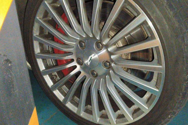 Used AstonMartin Rapide 2014 6.0L S Centennial Edition Right Front Wheel Hub