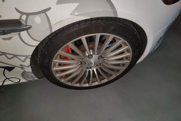 Used AstonMartin Rapide 2015 6.0L S Right Front Wheel Hub