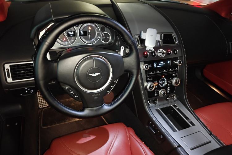 Used AstonMartin V8 Vantage 2011 4.7L Sportshift Coupe Center Console