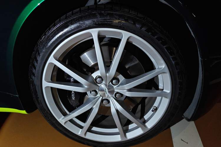 Used AstonMartin V8 Vantage 2011 4.7L Sportshift Coupe Right Front Wheel Hub