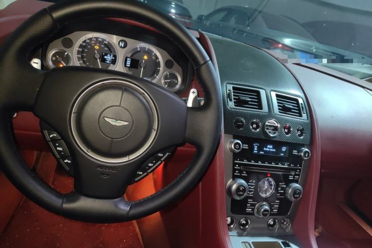 Used AstonMartin V8 Vantage 2011 4.7L Sportshift Coupe Center Console