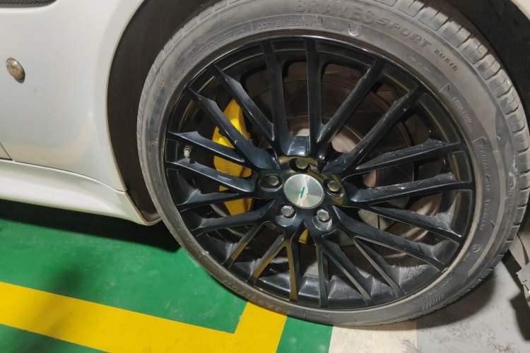 Used AstonMartin V8 Vantage 2011 4.7L Sportshift Coupe Right Front Wheel Hub
