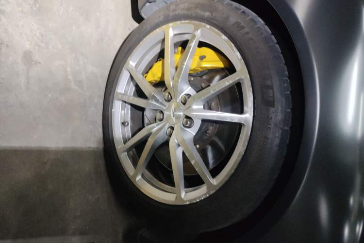 Used AstonMartin V8 Vantage 2012 4.7L S Coupe Right Front Wheel Hub