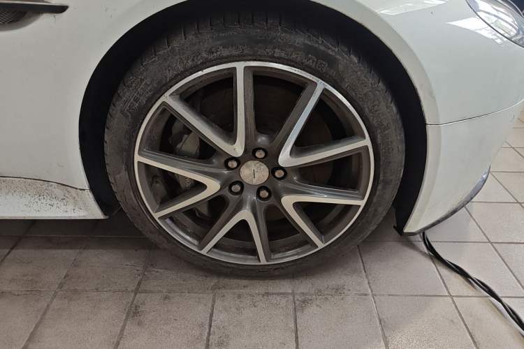 Used AstonMartin V8 Vantage 2012 4.7L S Coupe Right Front Wheel Hub