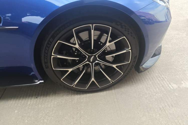 Used AstonMartin V8 Vantage 2024 4.0T V8 Coupe Right Front Wheel Hub