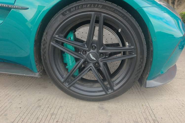 Used AstonMartin V8 Vantage 2024 4.0T V8 Coupe Right Front Wheel Hub