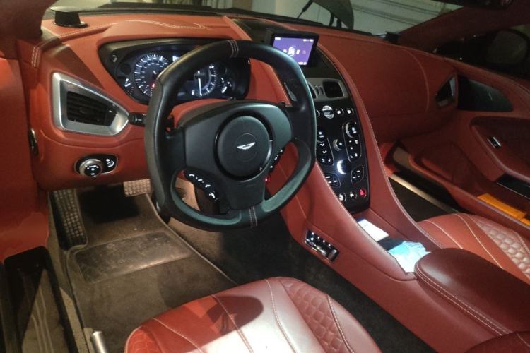 Used AstonMartin Vanquish 2013 6.0L standard version Center Console