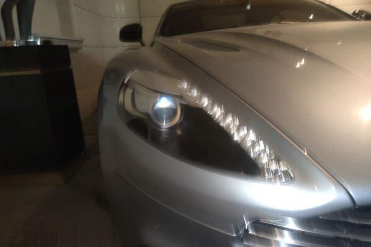Used AstonMartin Vanquish 2013 6.0L standard version Right Front Headlight