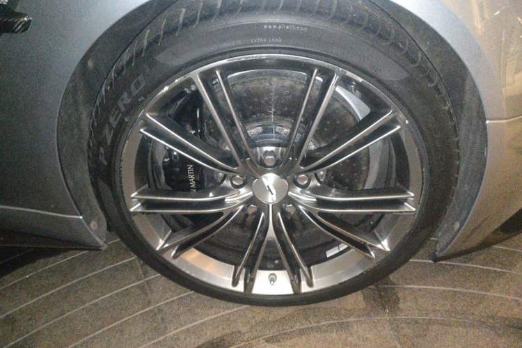 Used AstonMartin Vanquish 2013 6.0L standard version Right Front Wheel Hub