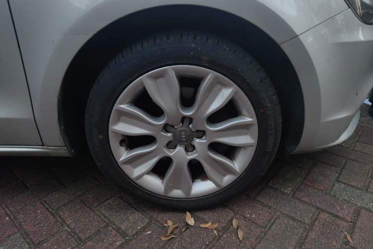 Used Audi A1 2012 1.4 TFSI Urban Right Front Wheel Hub