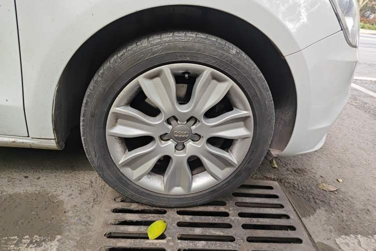 Used Audi A1 2012 1.4 TFSI Urban Right Front Wheel Hub