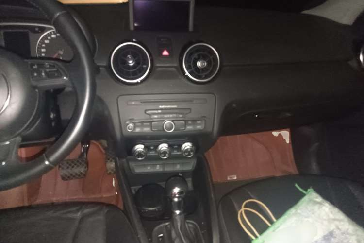 Used Audi A1 2014 30 TFSI Sportback Comfort Model Center Console