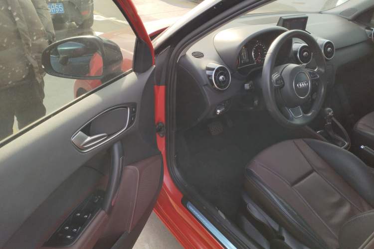 Used Audi A1 2014 30 TFSI Sportback Comfort Model Interior 3